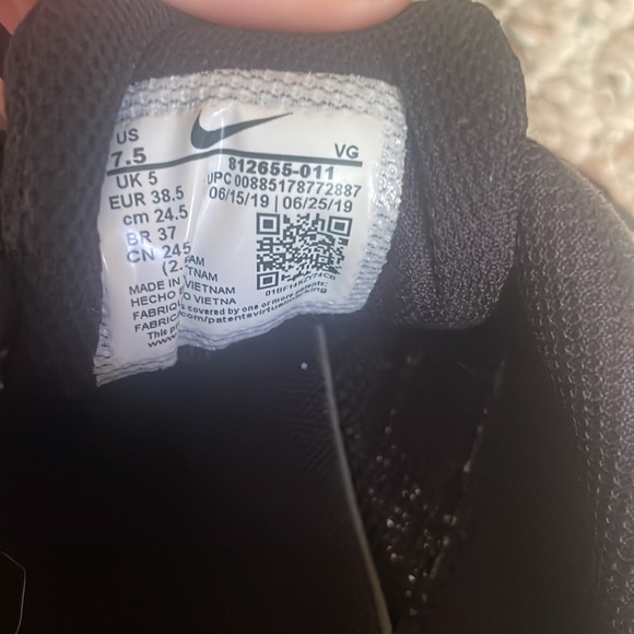 Women’s Nike Sneakers - Picture 4 of 4